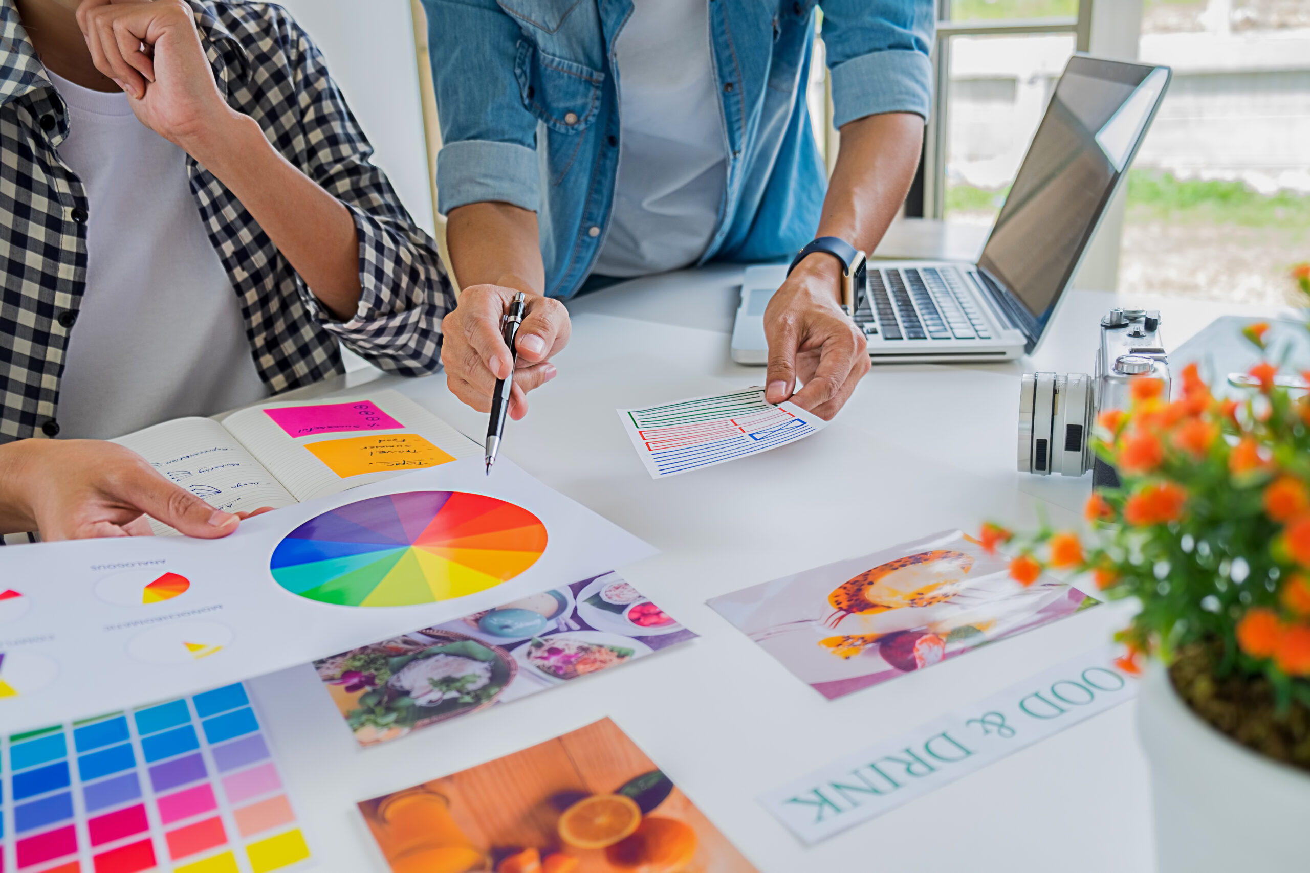 Image of a person brainstorming with sticky notes and a tablet, representing early-stage product idea development ✅ Description: